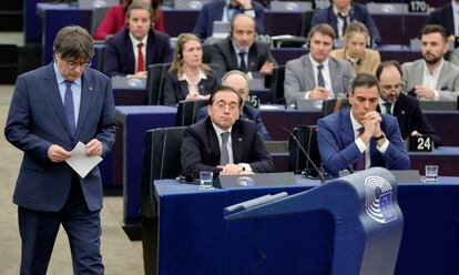 Puigdemont pasaba este miércoles al lado de Sánchez y Albares, en el pleno del Parlamento Europeo en Estrasburgo.