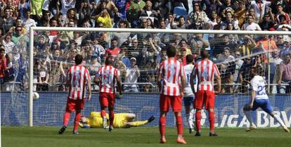 Apoño marca el penalti de la victoria del Zaragoza contra el Atlético.