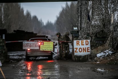 Control de acceso a la zona roja de la línea del frente, cerca de Pisky, en el Este de Ucrania.