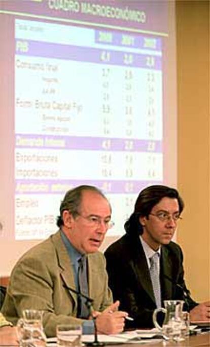 Dos inversores de Gescartera se tapan la cara eb la reunión celebrada ayer en Sevilla.
