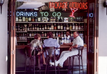 Unos clientes en el mostrador de una tienda de licores. Nueva Orleans es una de las ciudades más tolerantes con el consumo de alcohol en sus calles y con los horarios de sus locales, que en el barrio Francés, pueden llegar a estar abiertos las 24 horas del día. Es legal beber en la calle, algo prohibido en muchos lugares de Estados Unidos.