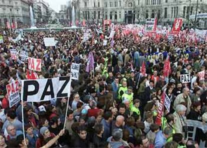 Los manifestantes pasan por delante de la plaza de Cibeles durante su recorrido hacia la Puerta del Sol de Madrid.