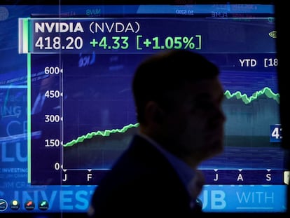 Un operador de la Bolsa de Nueva York pasea junto a la cotización de Nvidia.