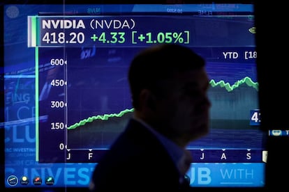 Un operador de la Bolsa de Nueva York pasea junto a la cotización de Nvidia.