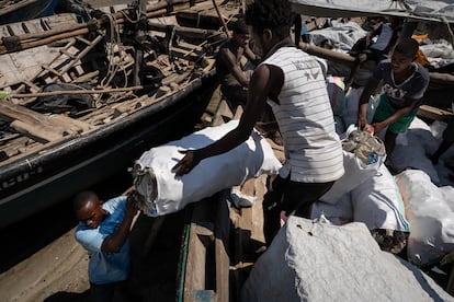 Trabajadores cargan los sacos con el plástico que será transportado a Maputo. En la capital mozambiqueña, una empresa privada compra este material para reciclar y fabricar otros productos plásticos, asegurando así la sostenibilidad a largo plazo del proyecto.