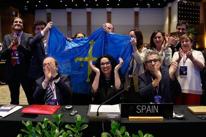 AME3109. LUQUE (PARAGUAY), 04/12/2024.- El embajador de España ante la Unesco, Miquel Iceta (i), la consejera de Cultura de Asturias, Vanessa Gutiérrez (c) y el secretario de gobierno del Estado de España, Jordi Marti, celebran el reconocimiento de la Sidra como patrimonio cultural inmaterial de la humanidad por la Unesco, durante la decimonovena sesión del Comité Intergubernamental para la Salvaguardia del Patrimonio Cultural Inmaterial de la Organización de las Naciones Unidas para la Educación, la Ciencia y la Cultura (Unesco) este miércoles, en Luque (Paraguay). La cultura sidrera asturiana, postulada por España, ha sido reconocida como Patrimonio Cultural Inmaterial de la Humanidad de la Unesco. EFE/ Juan Pablo Pino
