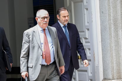 El exministro y exdirigente socialista José Luis Ábalos (a la derecha), este lunes tras declarar en el Tribunal Supremo.