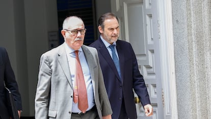 El exministro y exdirigente socialista José Luis Ábalos (a la derecha), este lunes tras declarar en el Tribunal Supremo.