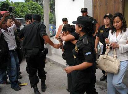 Detención de las dos abogadas de la casa cuna clandestina en Antigua (Guatemala).