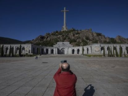 Un magistrado de lo contencioso-administrativo mantiene aún en suspenso la  licencia  de obra para levantar la losa de la tumba del dictador