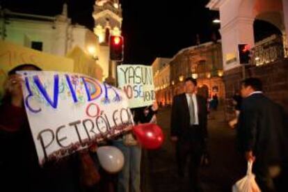 Manifestantes ecuatorianos protestan a las afueras del Palacio de Gobierno, en Quito (Ecuador), en contra de la explotación de la reserva ecológica Yasuní-ITT.