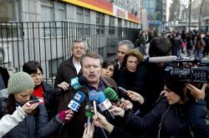 El portavoz del sector aéreo de UGT, Manuel Atienza, a su llegada a la reunión entre la dirección de Iberia y el comité de huelga.