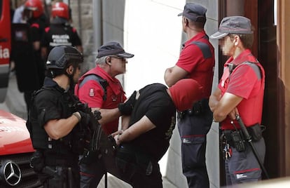 La Policía Foral de Navarra, durante el traslado de uno de los acusados del crimen de Cáseda al juzgado de Aoiz en 2019.