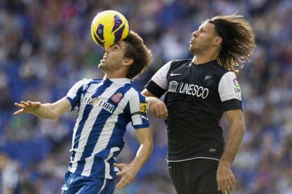 Víctor Álvarez trata de controlar el cuero ante De Michelis.