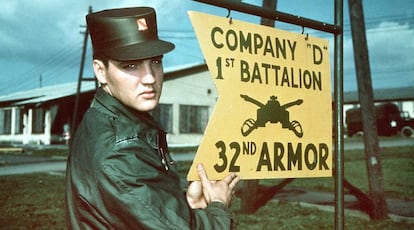 Elvis Presley posa con el uniforme junto a la señal de la compañía D del 1º batallón del Ejército norteamericano en la base de Friedberg (Alemania) en 1958.