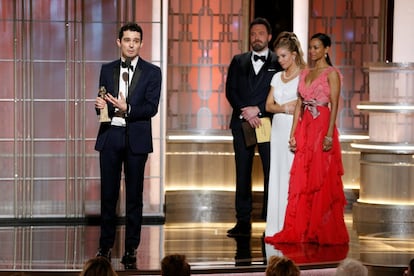 El director de la película 'La La Land', Damien Chazelle, recoge el premio a mejor director.