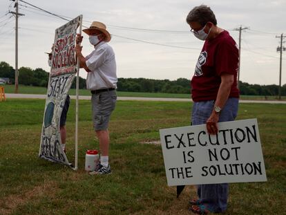 Manifestación a las puertas de la prisión federal de Terre Haute, Indiana, en julio de 2020, para protestar por la ejecución de Wesley Ira Purkey, acusado de secuestro y asesinato en 1998 y enfermo de demencia, y Alzheimer.