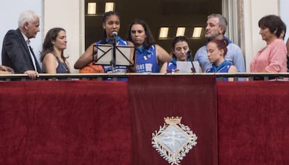 Les quatre pregoneres al balcó del districte de Gràcia