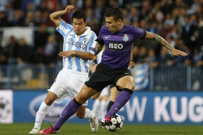 Saviola con Otamendi.