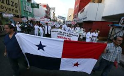 Manifestantes protesta este 17 de octubre de 2013, en Ciudad de Panamá (Panamá).