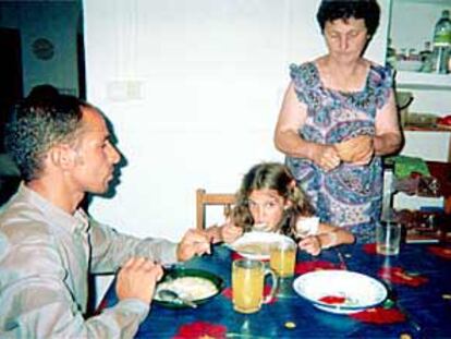 Khalid Bour-Qaiba almuerza en la casa donde fue acogido esta semana pasada.