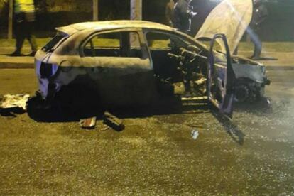 El coche incendiado. Imagen publicada en redes sociales.