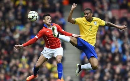 Danilo durante um amistoso contra o Chile.