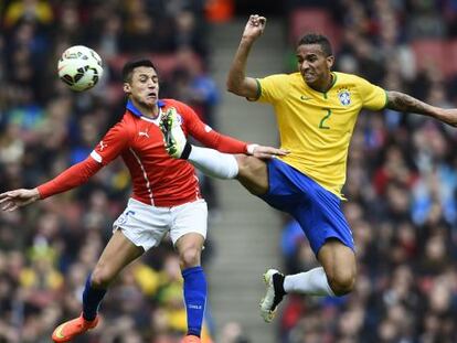 Danilo durante um amistoso contra o Chile.