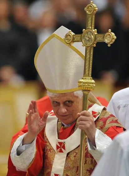 Benedicto XVI, durante la misa celebrada ayer en Roma.