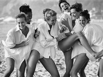 Las modelos Estelle Lefébure, Karen Alexander, Rachel Williams, Linda Evangelista, Tatjana Patitz y Christy Turlington fotografiadas por Peter Lindbergh en Santa Mónica (California) en 1988.