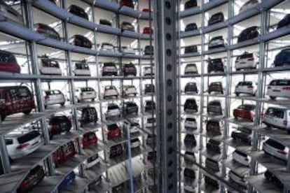 Varios vehículos de la marca alemana Volkswagen aparcados en una torres VW Autostadt en Wolfsburgo (Alemania). EFE/Archivo