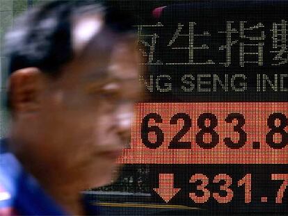 Un operador observa los índices de la Bolsa de Hong Kong.