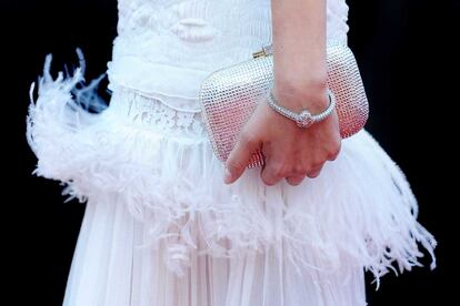 Detalle del clutch y la pulsera de brillantes de la actriz. 