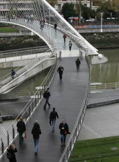 Puente de Calatrava unido a la pasarela de Isozaki, que ha creado la polémica, sobre la ría de Bilbao.
