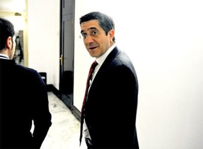 Patxi López, junto al número dos del Grupo Socialista, Óscar Rodríguez, en los pasillos de la Cámara vasca la semana pasada.