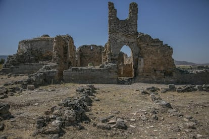 Lateral de la iglesia medieval levantada en Recópolis sobre una anterior visigoda.