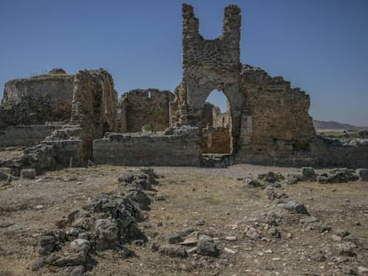 Lateral de la iglesia medieval levantada en Recópolis sobre una anterior visigoda.