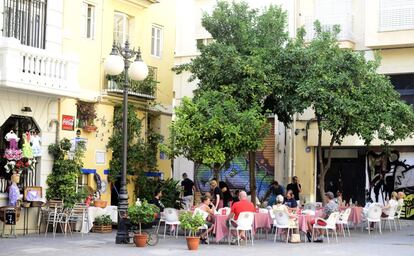 Turistas comiendo en un restaurante en el centro de la ciudad de Valencia.