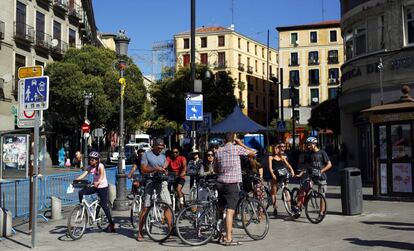 Un grupo de turistas en la esquina de la calle de argumosa el pasado jueves.