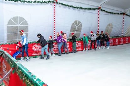 Asistentes a la pista de hielo instalada en la explanada de la alcaldía Cuauhtémoc.