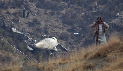Trabajos de investigación junto a los restos del avión ATR-42 de la aerolínea Pakistán International Airlines (PIA) que se estrelló contra una montaña en Pakistán.