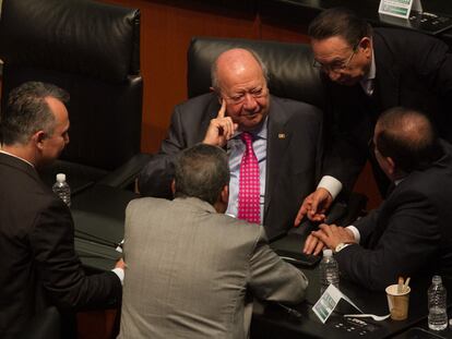 Carlos Romero Deschamps en la sesión en la Cámara de Senadores.