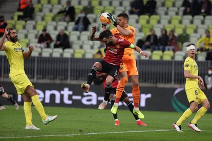El portero argentino del Villarreal, Gerónimo Rulli, atrapa el balón ante el centrocampista portugués del Manchester United Bruno Fernandes, durante la final de la Europa League en el estadio Arena Gdansk (Polonia).