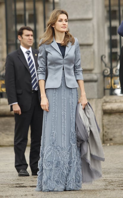 Más clara fue su apuesta de 2011. La entonces princesa de Asturias eligió una falda de gasa con bordados y chaqueta entallada en azul cielo, diseñados por Felipe Varela. Nuevamente, lució los pendientes con forma de estrella de Chanel.