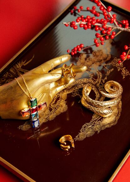 Estas fiestas requieren brillo, una cualidad innata del colgante en forma de cruz de Thomas Sabo, el brazalete de Aristocrazy o los anillos de Uno de 50. Disponibles en Las Rozas Village y La Roca Village. |FOTOS: Alba Ricart. SET DESIGN: Adrià Escribano.