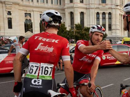 Ciclistas del equipo Trek Segafredo tras la etapa final de La Vuelta