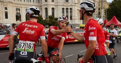 Ciclistas del equipo Trek Segafredo tras la etapa final de La Vuelta