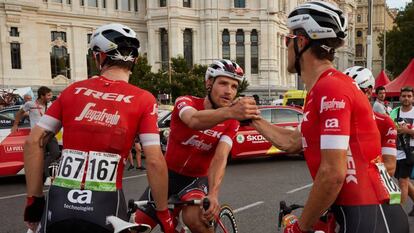 Ciclistas del equipo Trek Segafredo tras la etapa final de La Vuelta