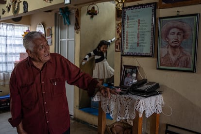 Pablo Cabañas, hermano de Lucio Cabañas en su casa en la alcaldía
Iztapalapa, en Ciudad de México.