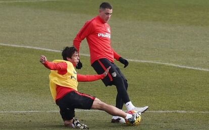 Óliver Torres (izquierda) disputa el balón a Giménez.